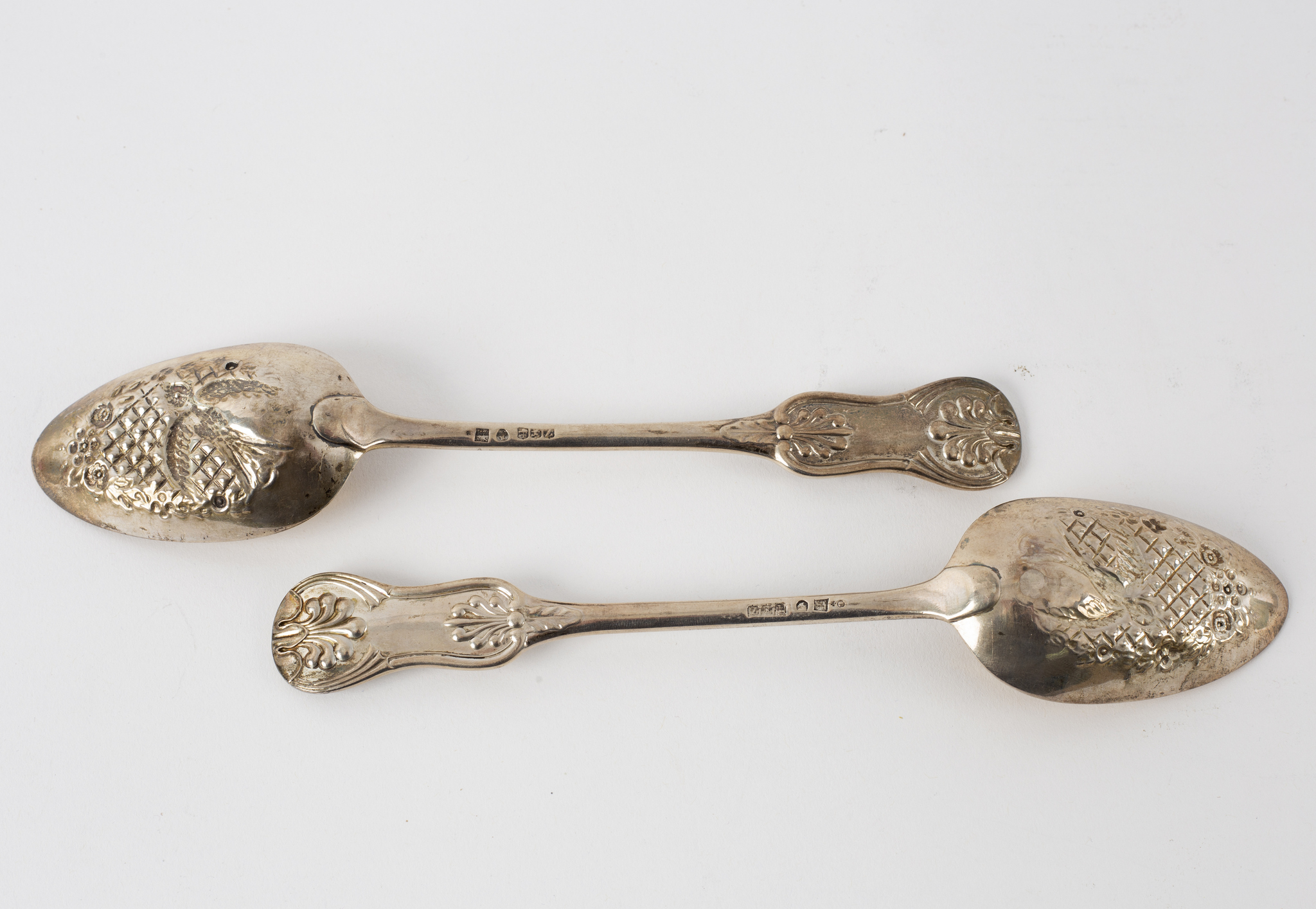 A pair of Victorian silver dessert spoons, Robert Gray & Son, Glasgow 1844, - Bild 2 aus 2