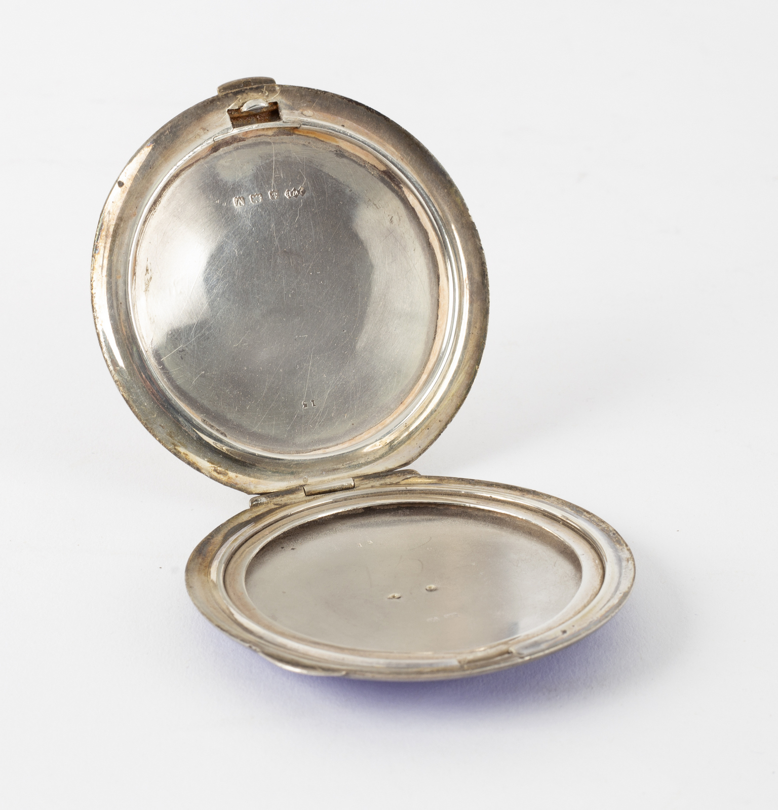 A silver and enamel compact, - Bild 2 aus 2