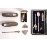 A set of four sterling silver bridge pencils, a nurse's buckle, HWC, London 1899,