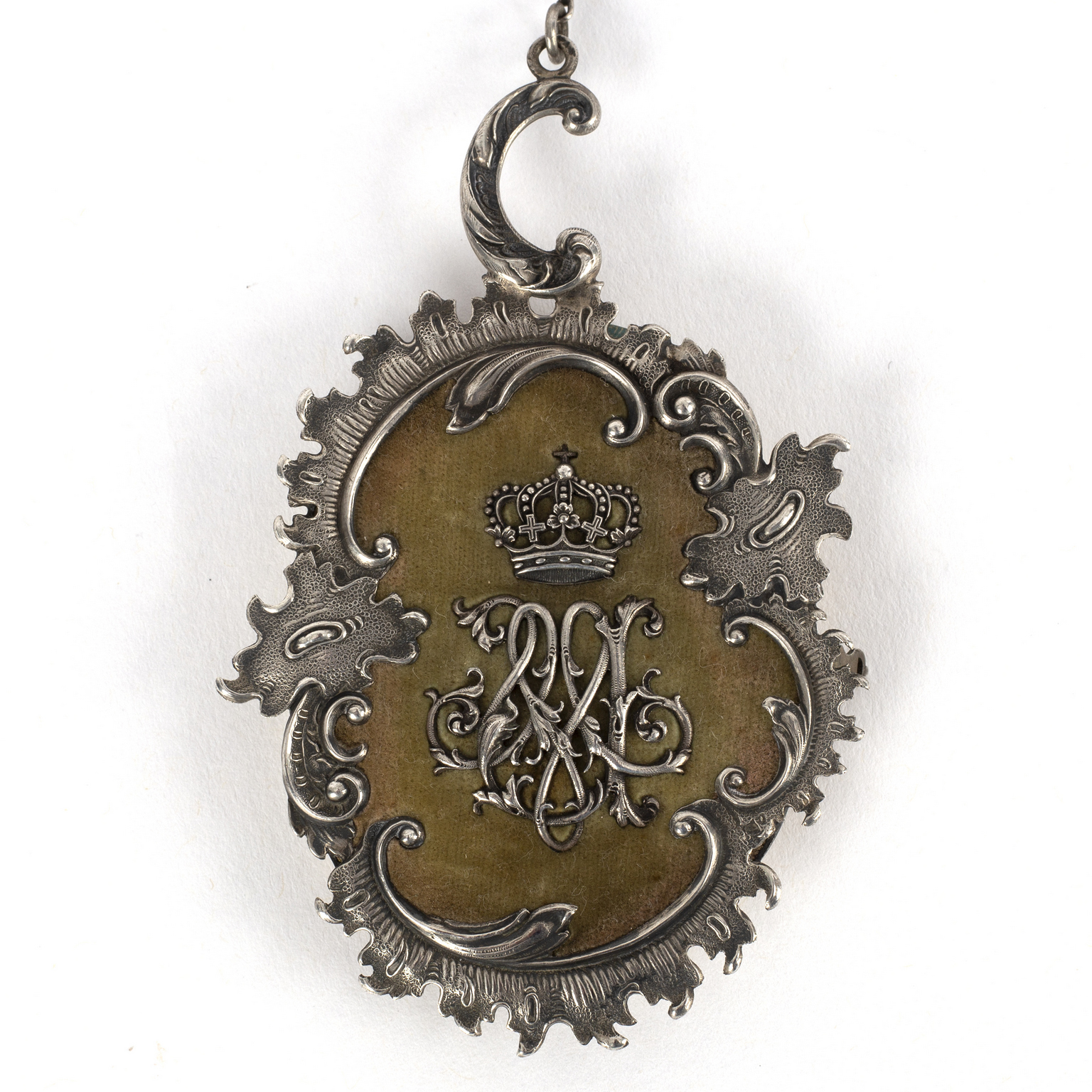 A silver dance card holder the front decorated silver with the Royal Crown above initials - Bild 2 aus 2