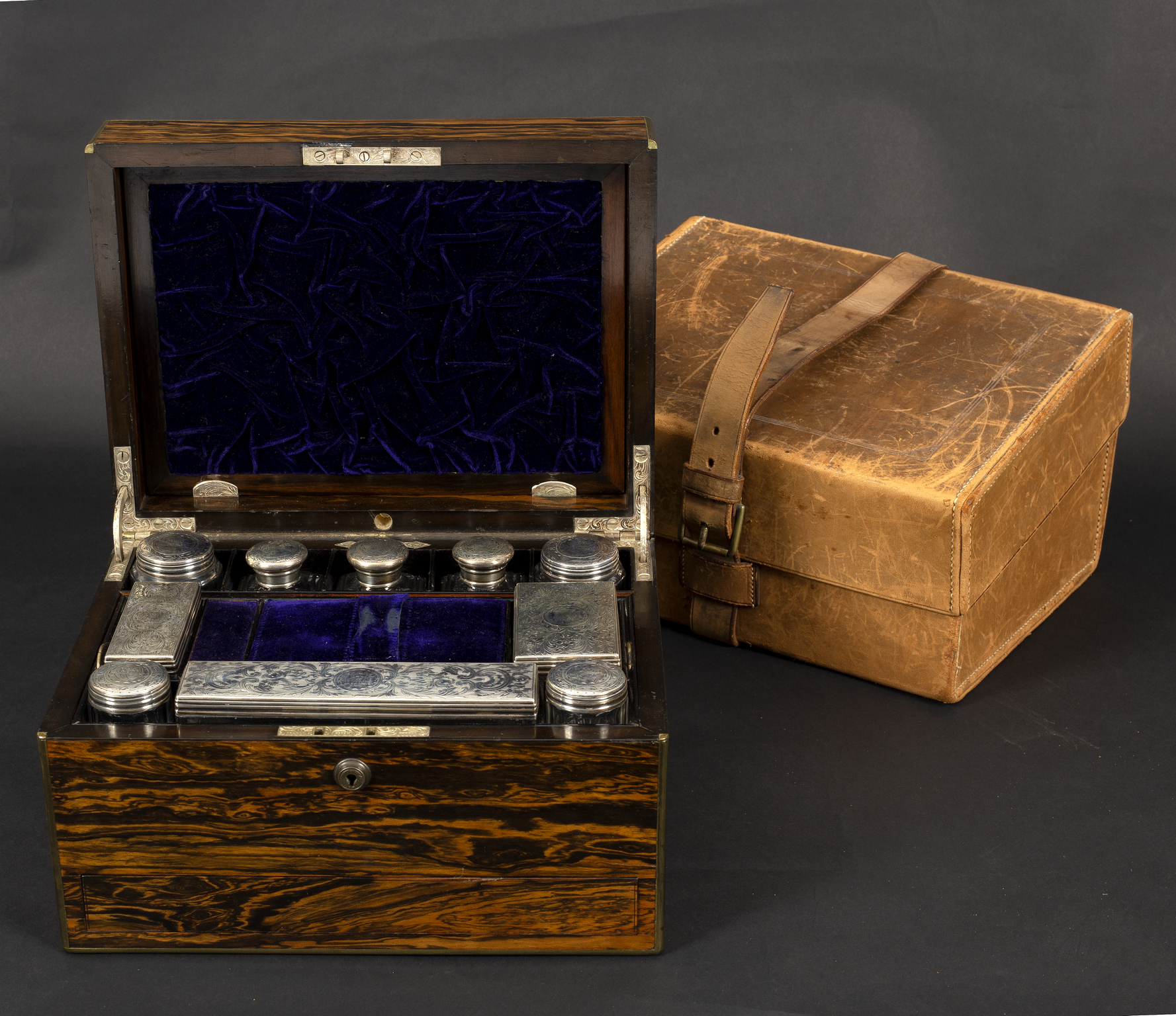 A Victorian calamander dressing case, fitted with silver topped scent bottles and jars, - Bild 4 aus 4