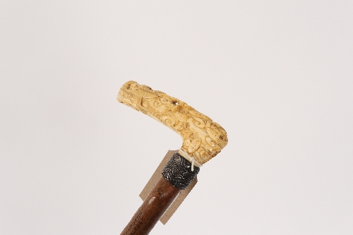 A knotted walking stick with plated collar and ivory handle carved Chinese dragons, - Bild 2 aus 3