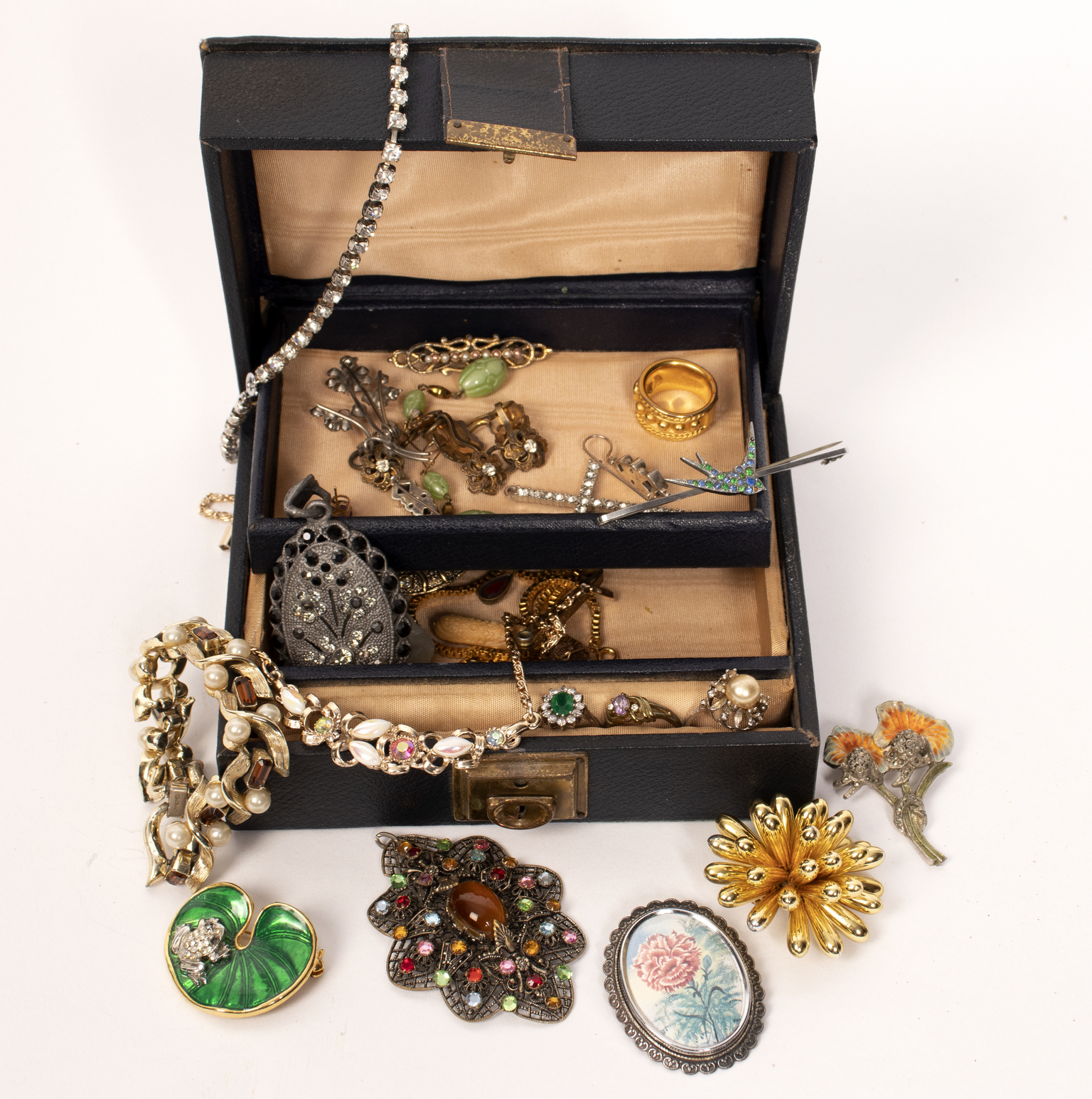 A quantity of costume jewellery including enamelled brooches, faux pearl necklace,