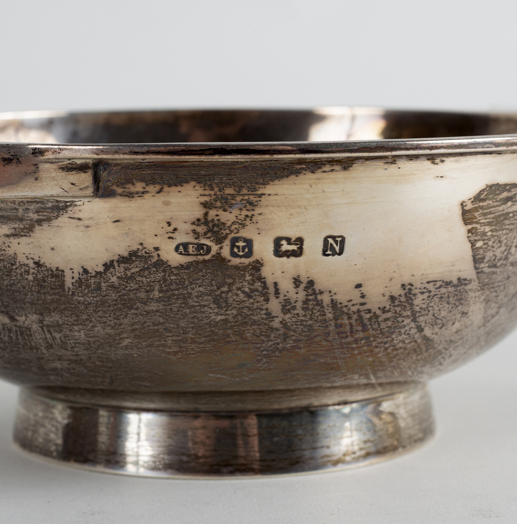 A large silver quaich, AE Jones, Birmingham 1937, with inscription to Dame Beryl Oliver....1947, 25. - Image 2 of 2