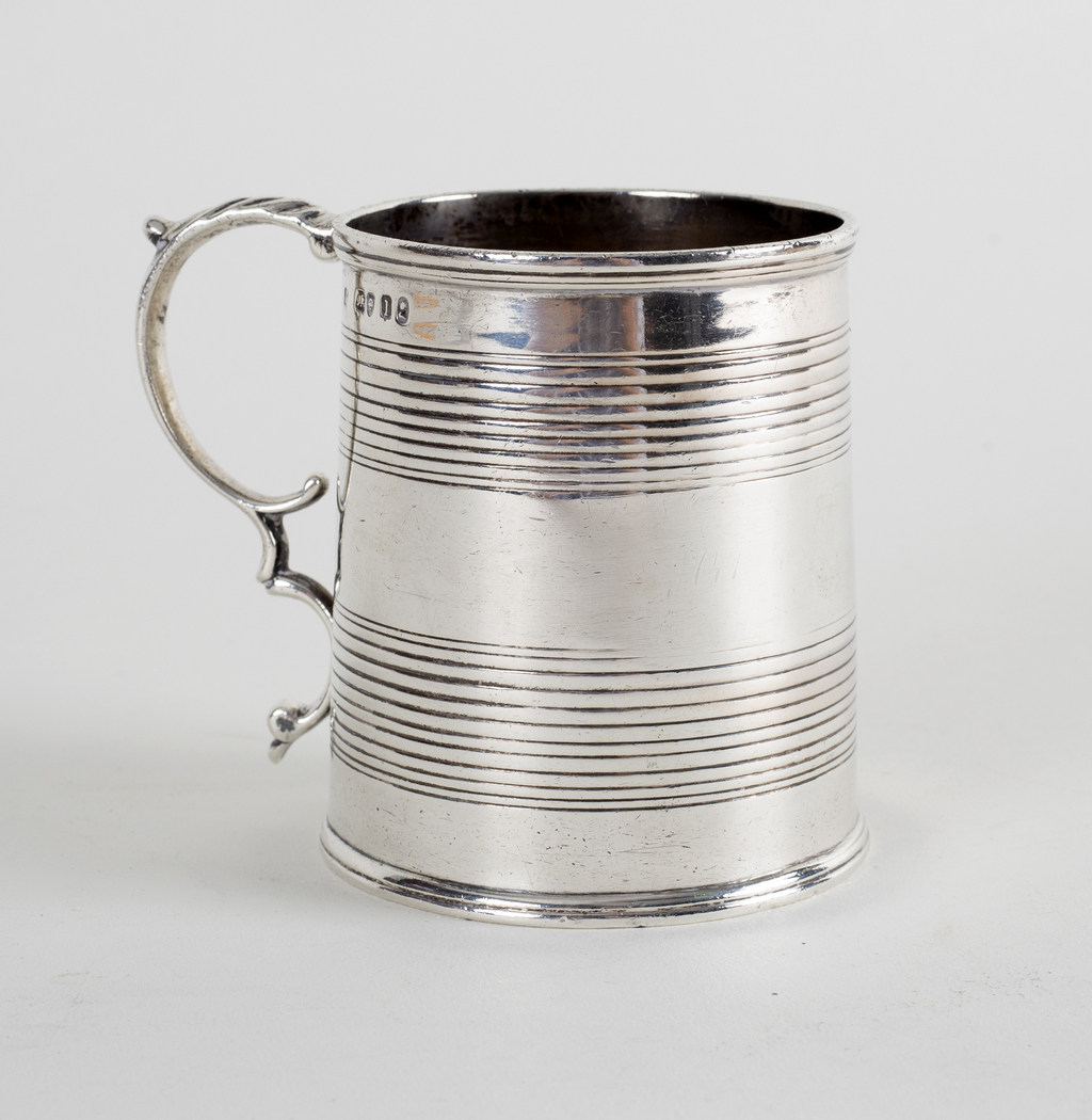 A George IV silver mug, London 1826, the slightly tapering body with reeded bands and scroll handle, - Image 2 of 2