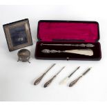 A silver handled shoe horn and button hook, Birmingham 1901, in a fitted case,
