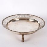 A shallow circular silver bowl, Birmingham 1946, with pierced flanged border,