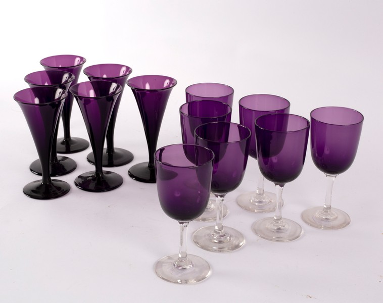 Six amethyst glass wine glasses with tapered bowls and circular bases, - Bild 2 aus 2