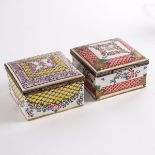 A pair of Samson porcelain trinket boxes,