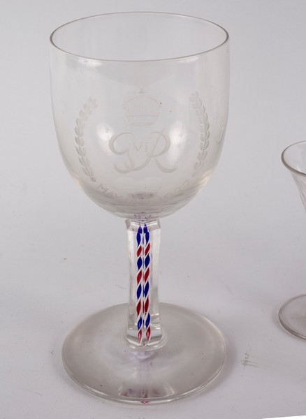 A glass commemorative of the Coronation of King George VI with red and white gauze stem, - Bild 2 aus 2