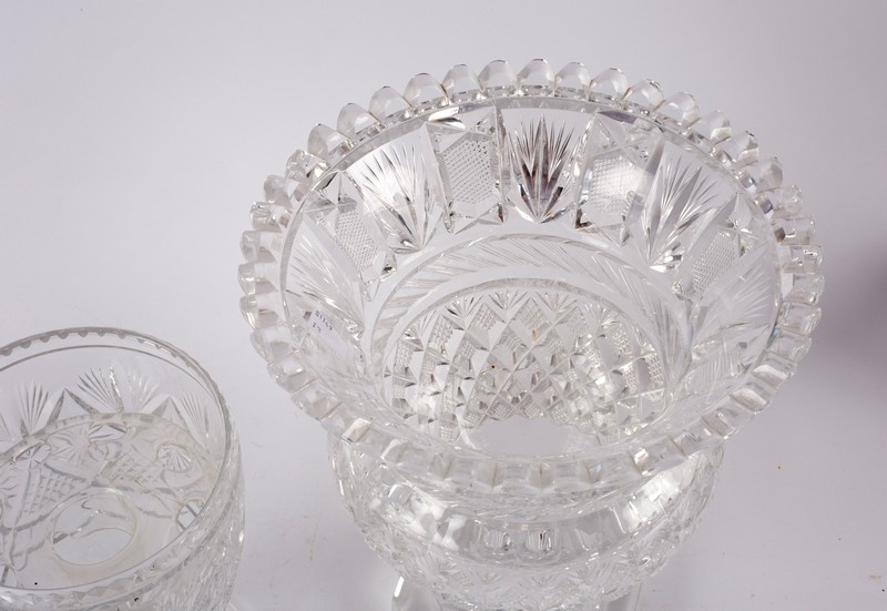 A heavy cut glass thistle-shaped vase on a circular base, 30. - Bild 2 aus 2