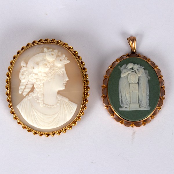 A shell cameo brooch depicting a Classical lady in profile in a 15ct gold frame, 5cm x 4.