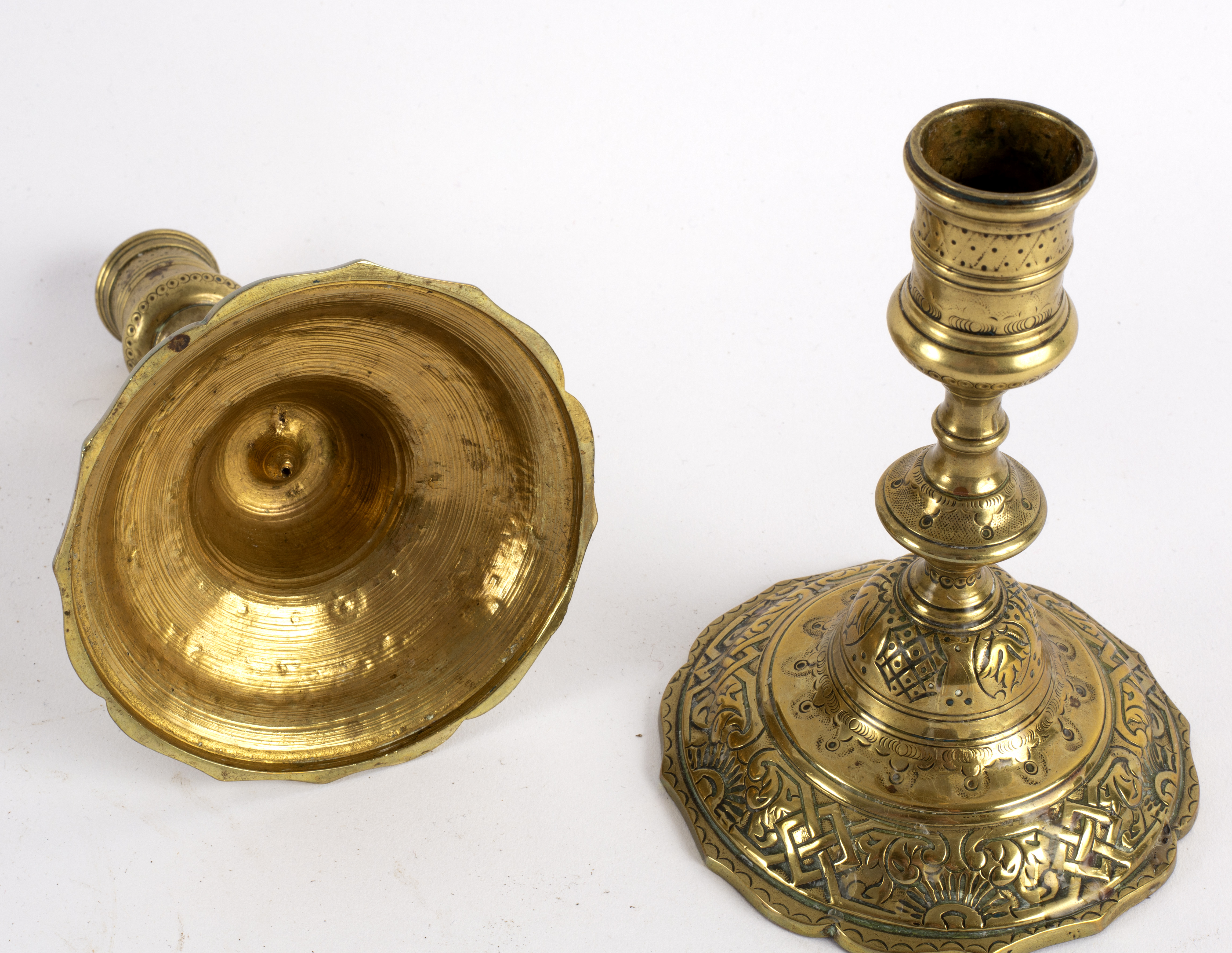 A pair of engraved brass candlesticks on skirt bases, 14. - Bild 2 aus 2