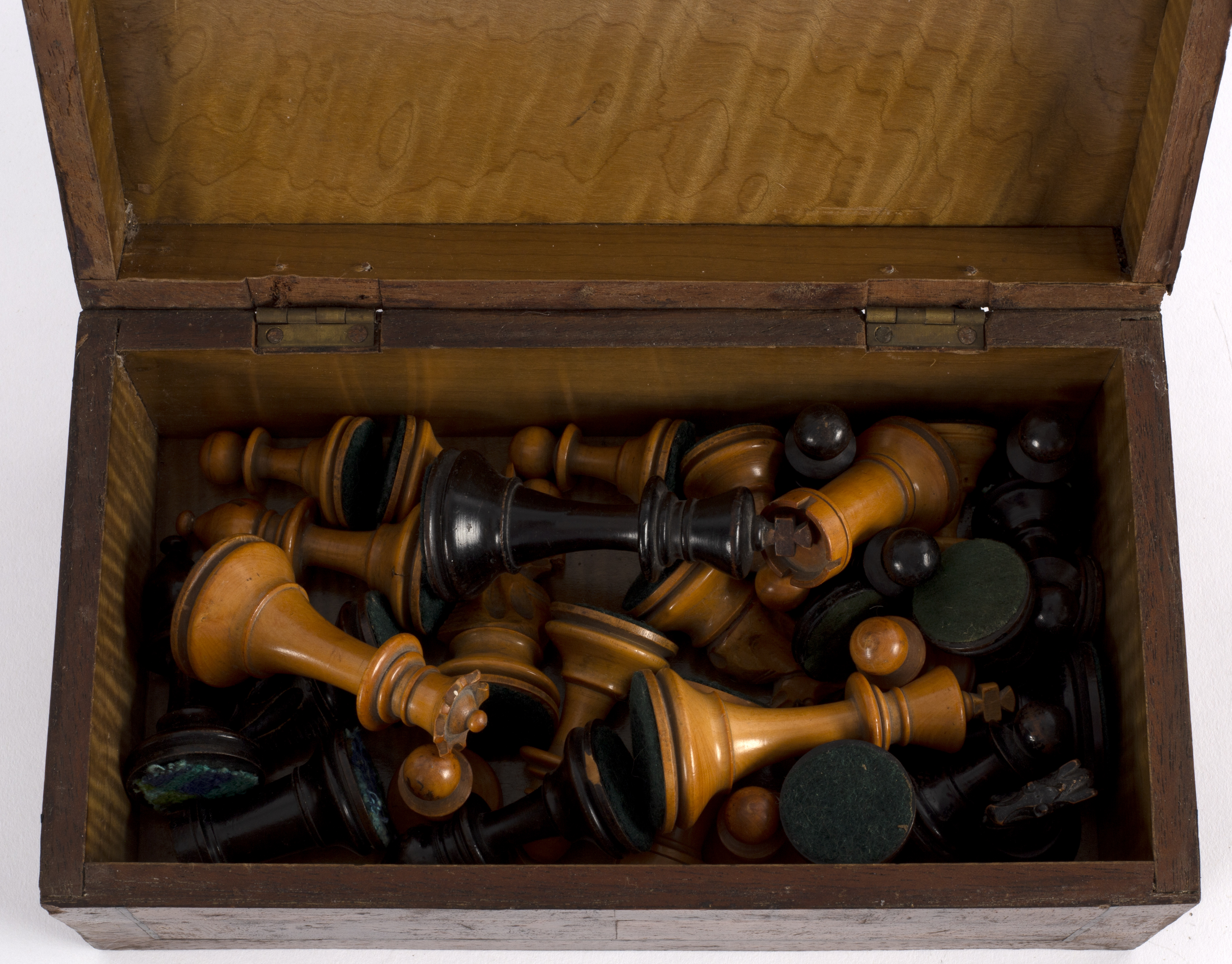 A set of boxwood and ebonised chess men, the kings 8.