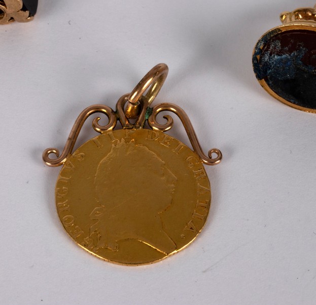 A George III spade guinea, 1790, mounted as a pendant, gross weight 9. - Image 2 of 2