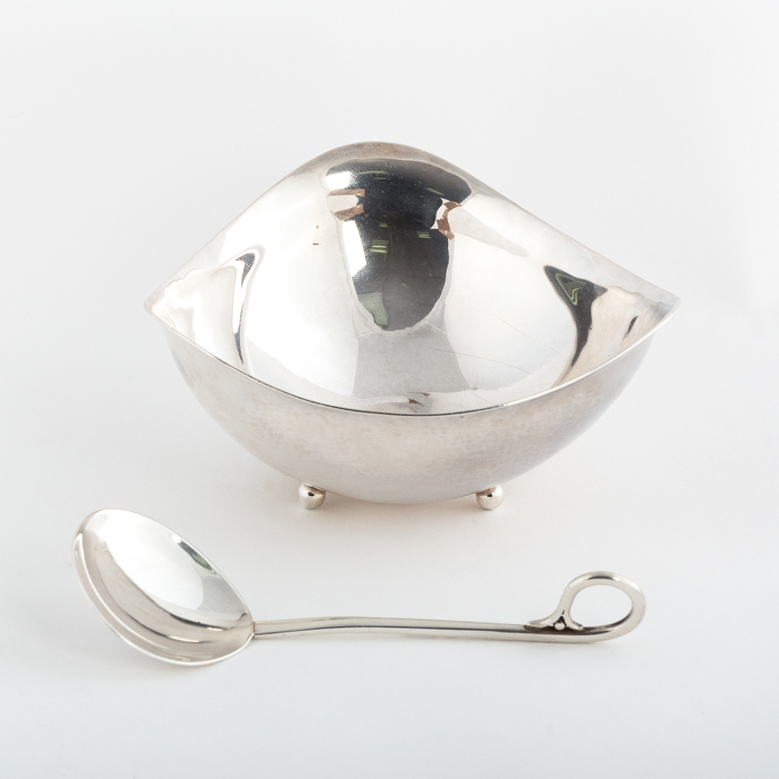 Geoffrey Bellamy (British 1922-1997) a silver triform bowl on three ball feet, London 1958, - Image 2 of 6