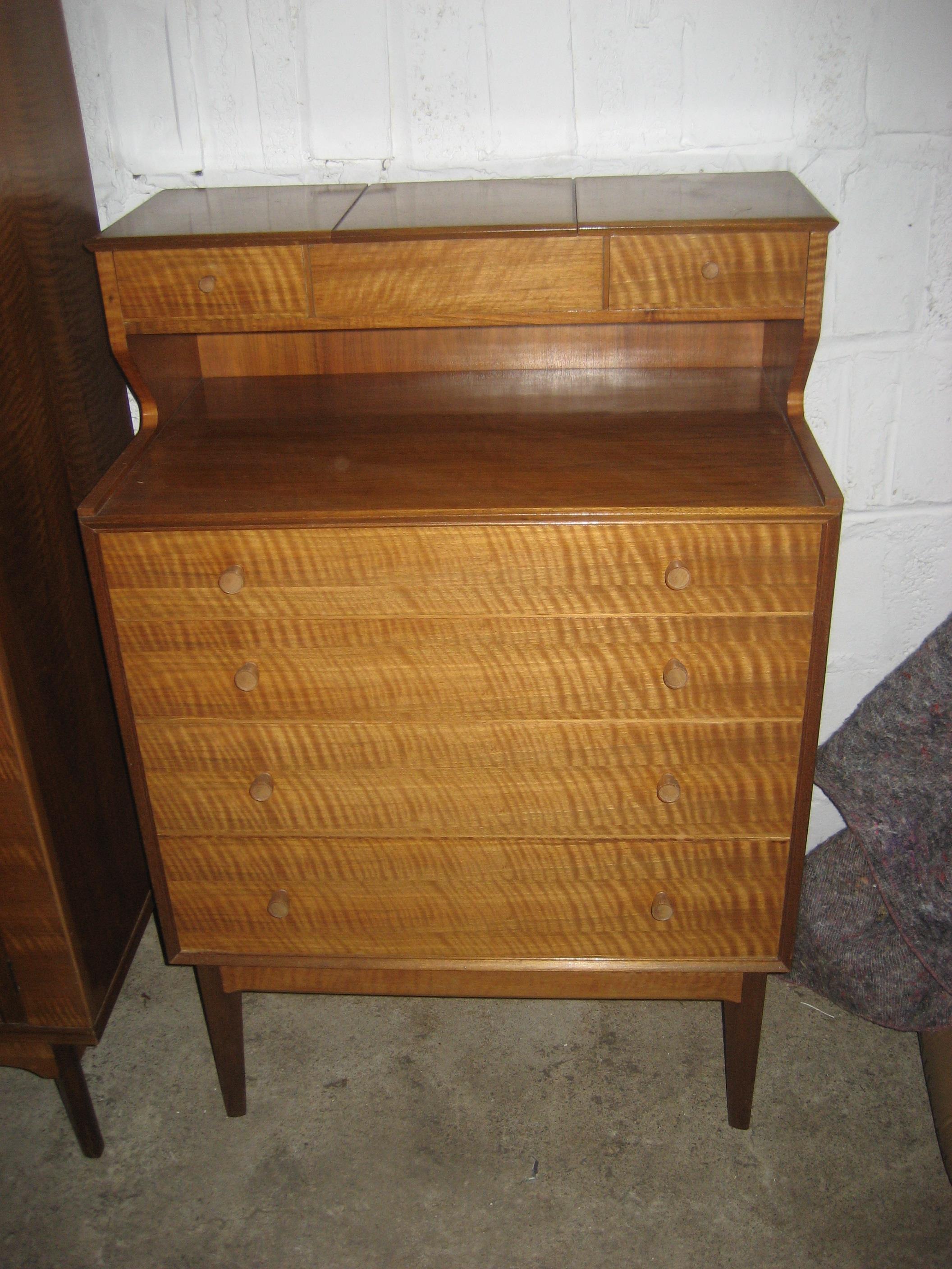 An Alfred Cox mid 20th bedroom suite comprising two bedroom chests, a wardrobe, a dressing table and - Image 3 of 5