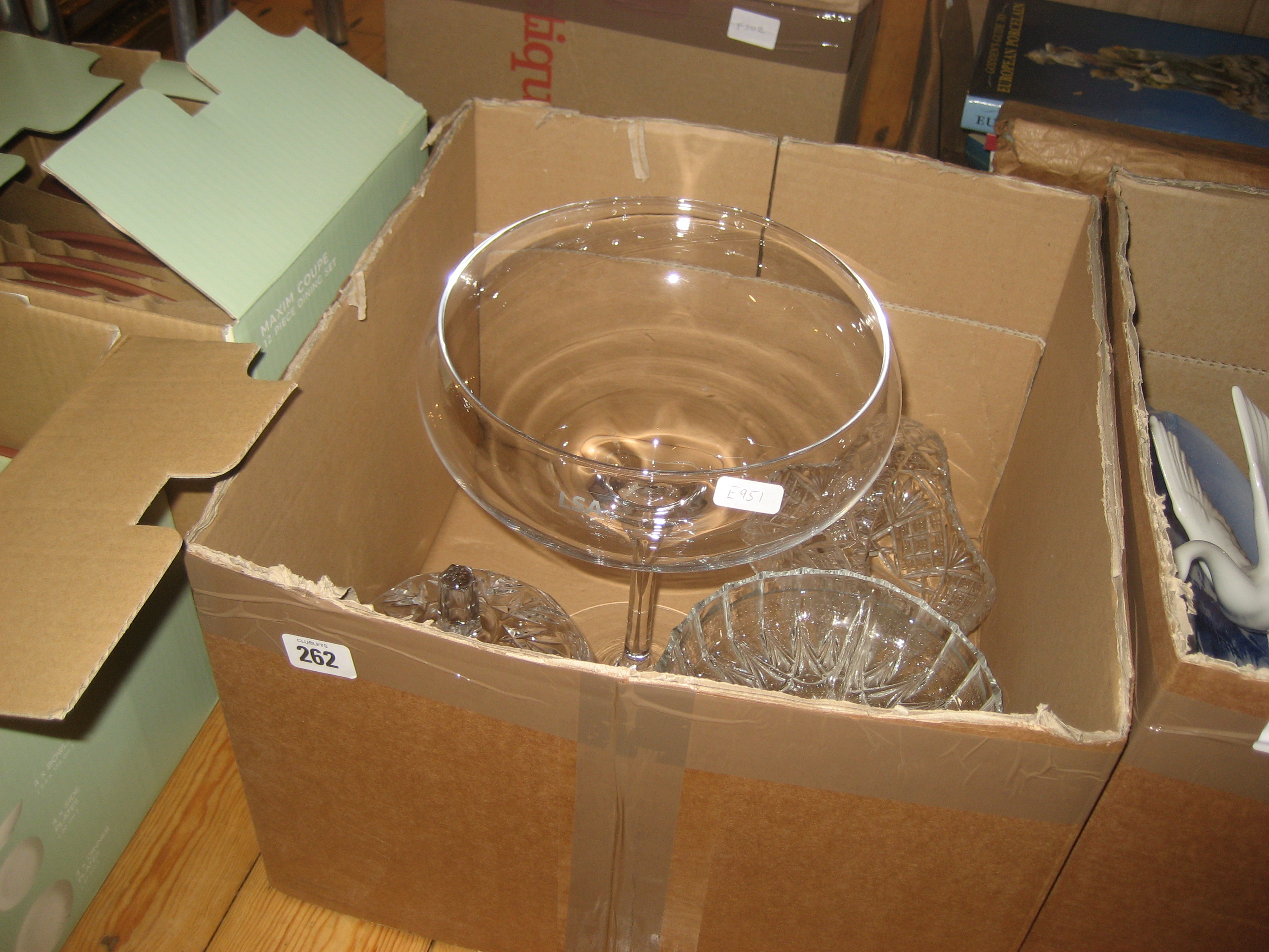 A collection of glassware (1 box).