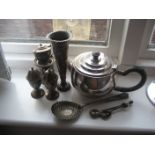 A silver spill vase, other items of plate (Qty.).