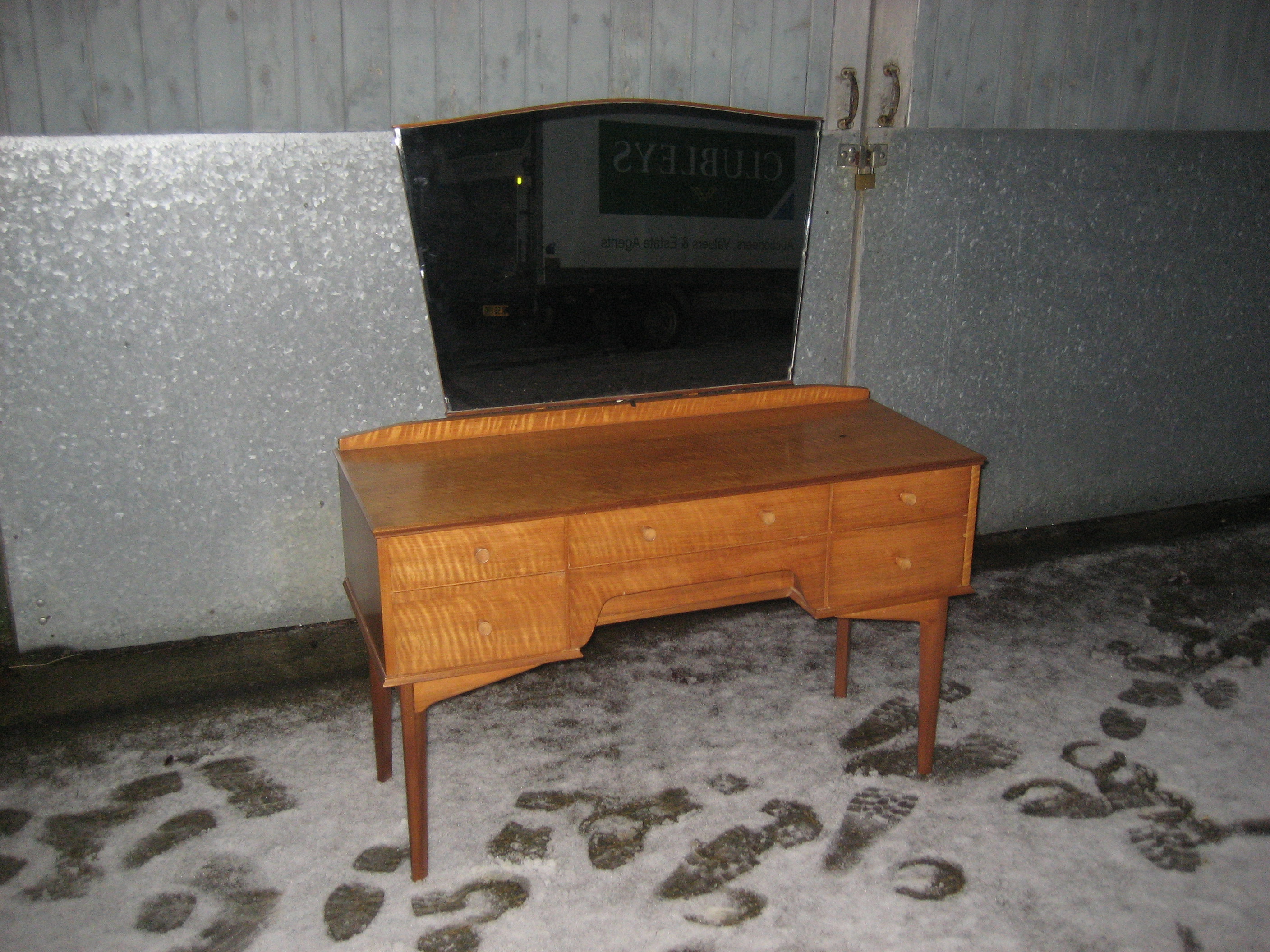 An Alfred Cox mid 20th bedroom suite comprising two bedroom chests, a wardrobe, a dressing table and - Image 5 of 5