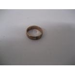 A 9ct gold wedding band, 3.5g.