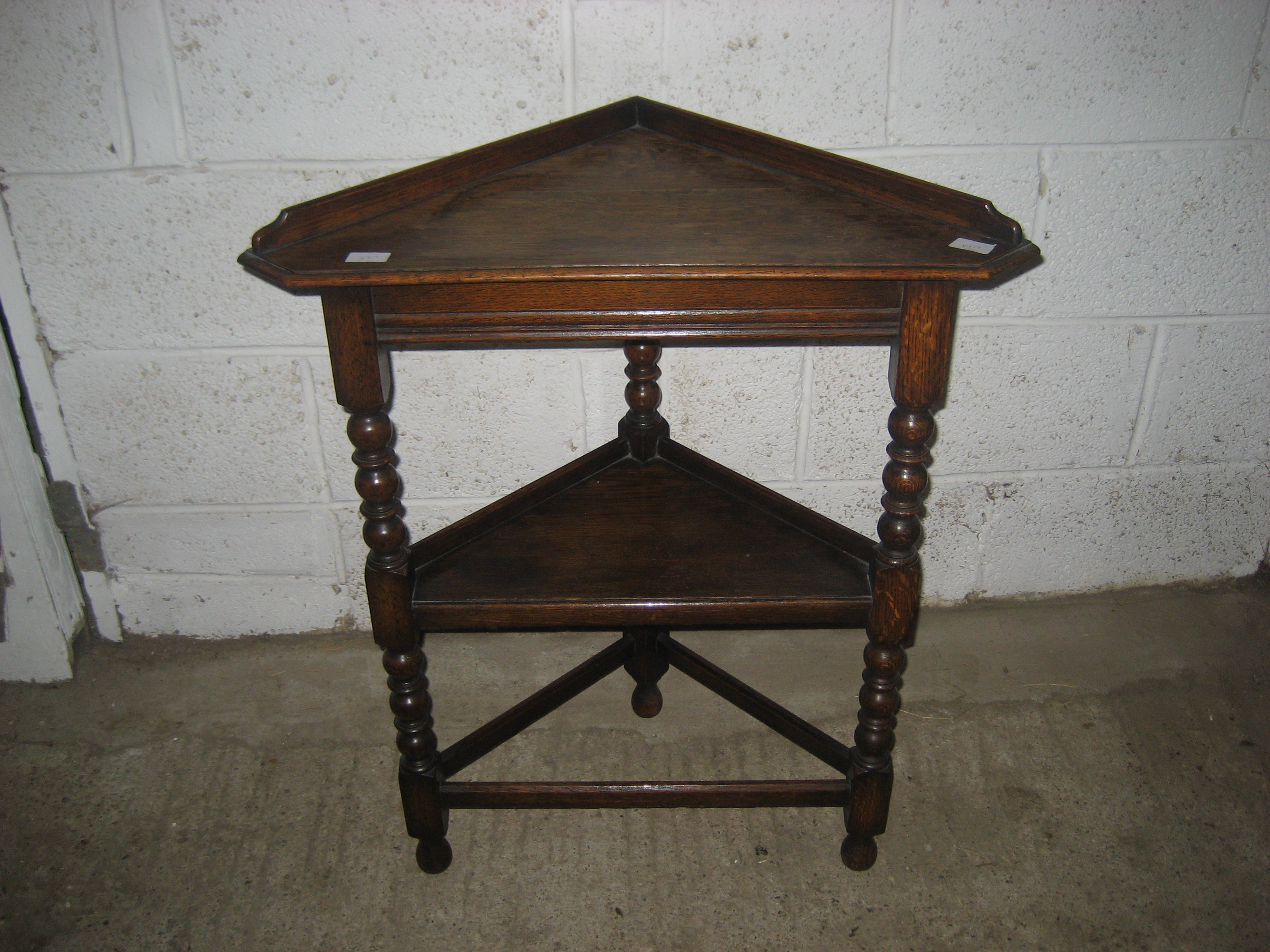 An oak corner washstand, early 20th.