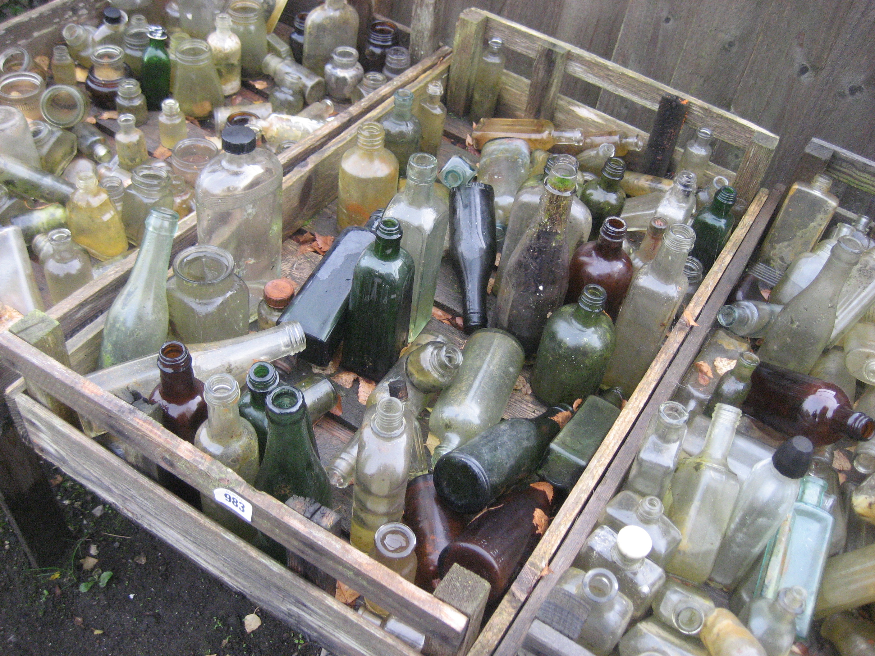 CHITTING TRAY WITH VARIOUS BOTTLES