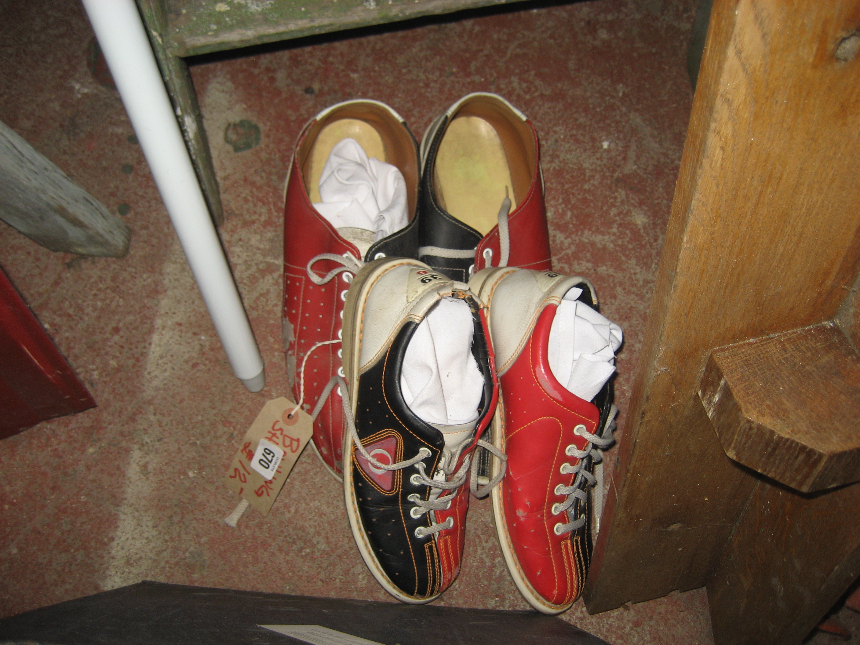 2 PAIRS OF BOWLING SHOES