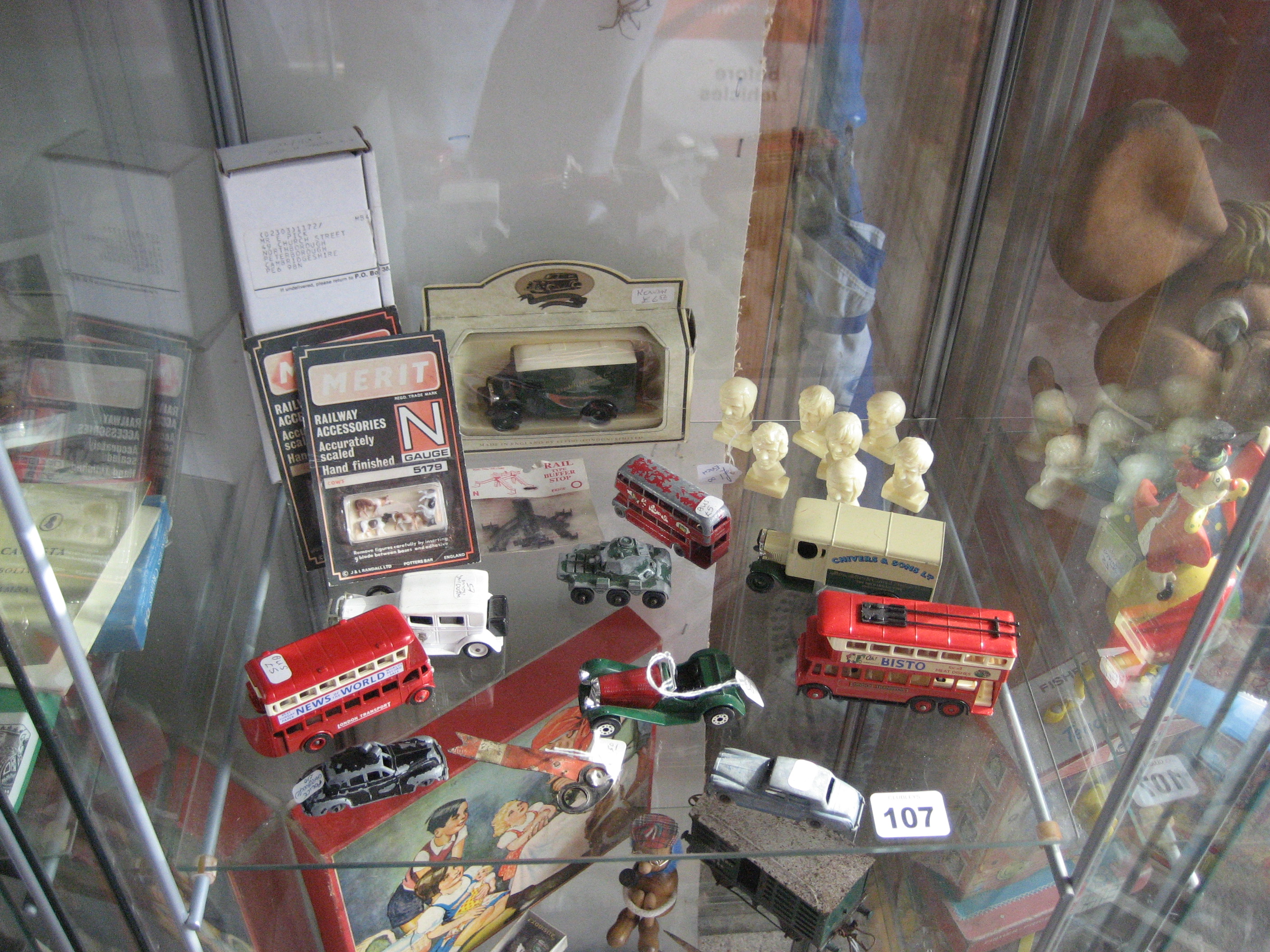 COLLECTION OF ITEMS TO INCLUDE TIN PLATE CARS ETC (1 SHELF)