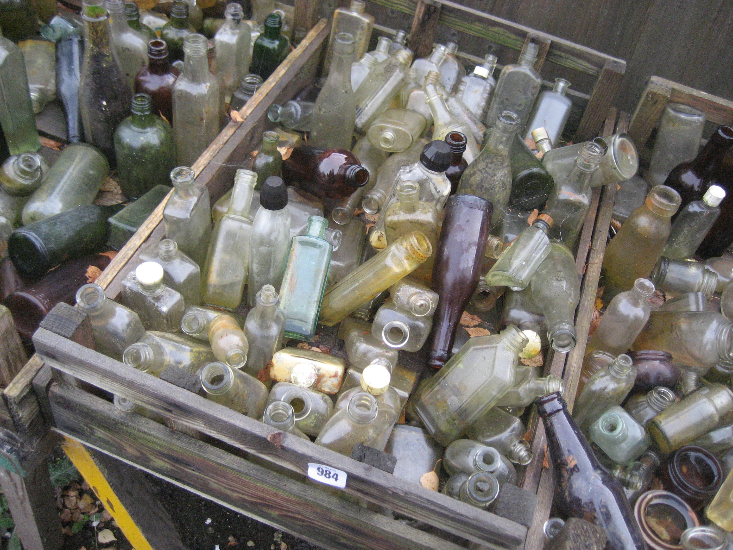 CHITTING TRAY WITH VARIOUS BOTTLES