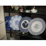 AN EMPIRE EXHIBITION SCOTLAND 1938 VASELINE GLASS PLATE TOGETHER WITH 3 BLUE & WHITE PLATES (4)