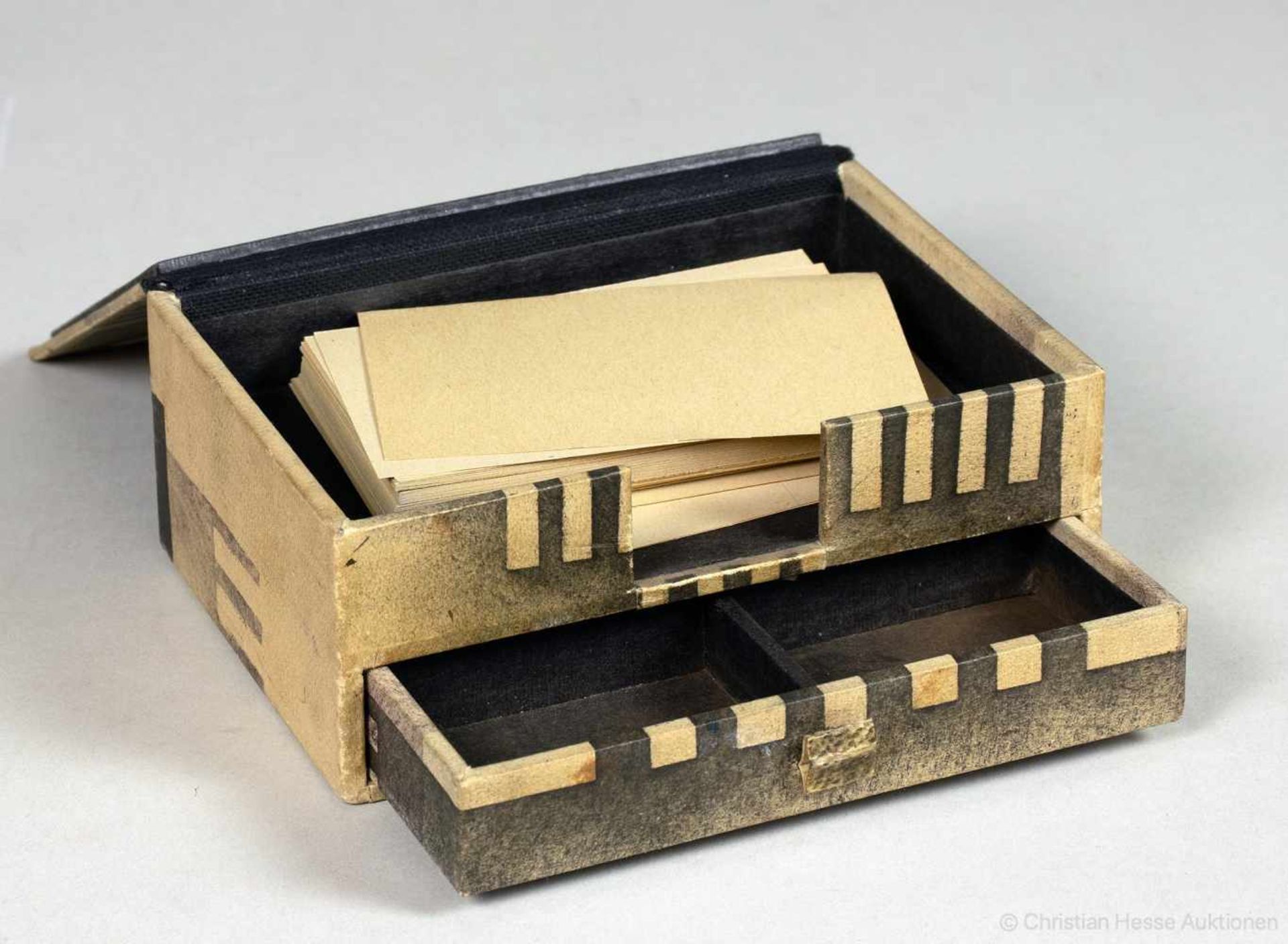 Bauhaus - Schreibmappe und Zettelbox. Papier, Karton, Sperrholz und Leder. 1929. Überzeugende - Image 3 of 4