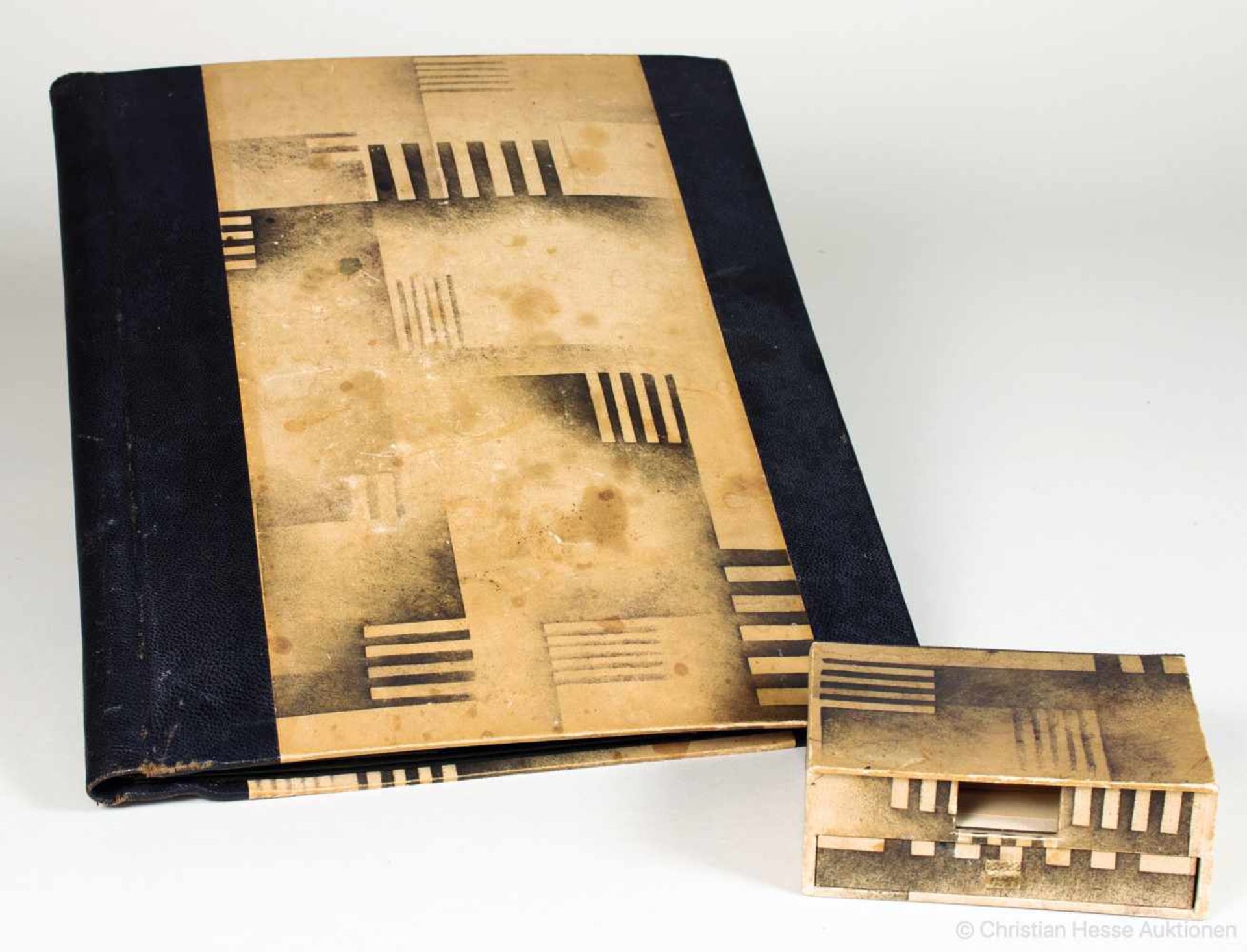Bauhaus - Schreibmappe und Zettelbox. Papier, Karton, Sperrholz und Leder. 1929. Überzeugende