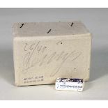 Joseph Beuys. Hasenzucker. Zweifarbige Serigraphie auf Karton. Ein verpackter Zuckerwürfel in