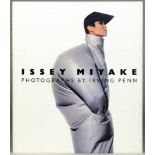 Irving Penn. Issey Miyake. Photographs. New York, Graphic Society 1988. Mit 46 Farbtafeln nach