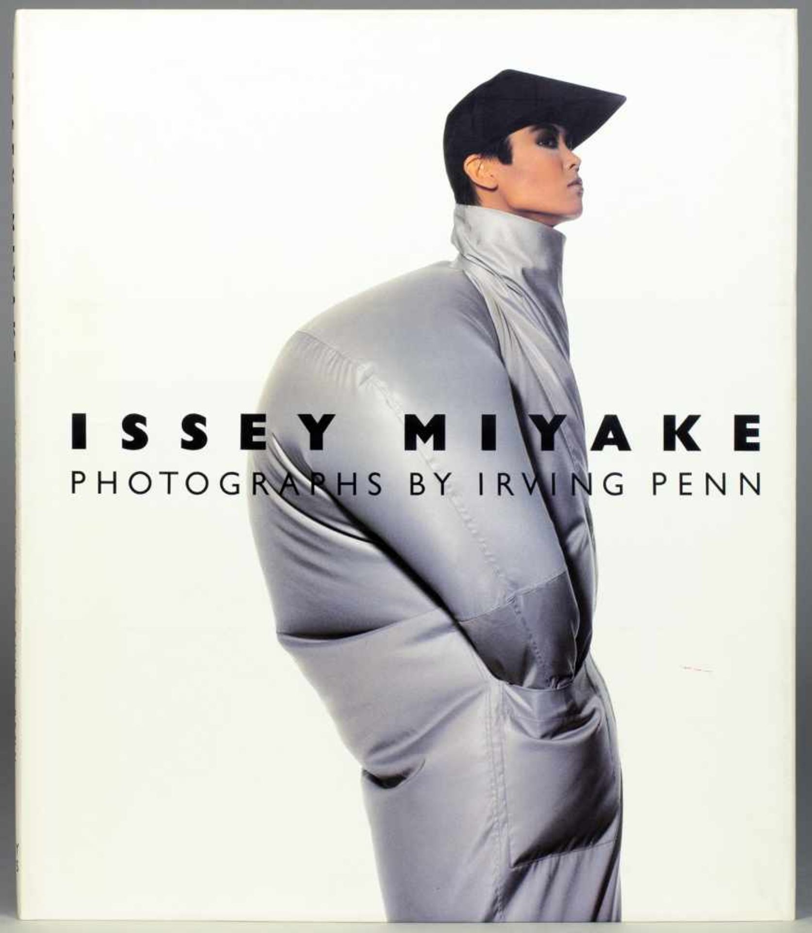 Irving Penn. Issey Miyake. Photographs. New York, Graphic Society 1988. Mit 46 Farbtafeln nach