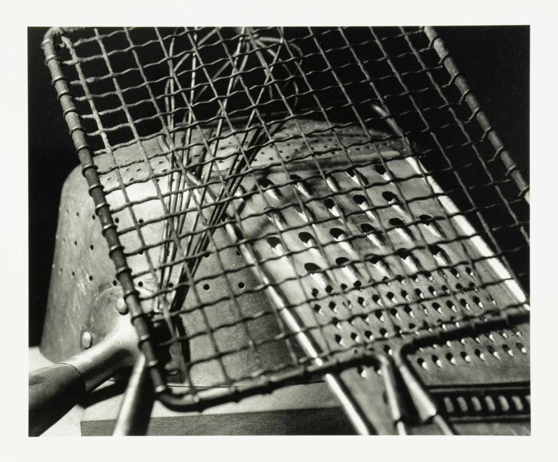 Raoul Hausmann. Fünf Fotografien. 1931-1954/1990. 30 : 40 cm. Rückseitig stempelsigniert. Abzüge von