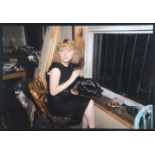 Nan Goldin. April in the window, N. Y. C. Fotografie, Cibachrome. 1983/1996. 30,5 : 40,5 cm.