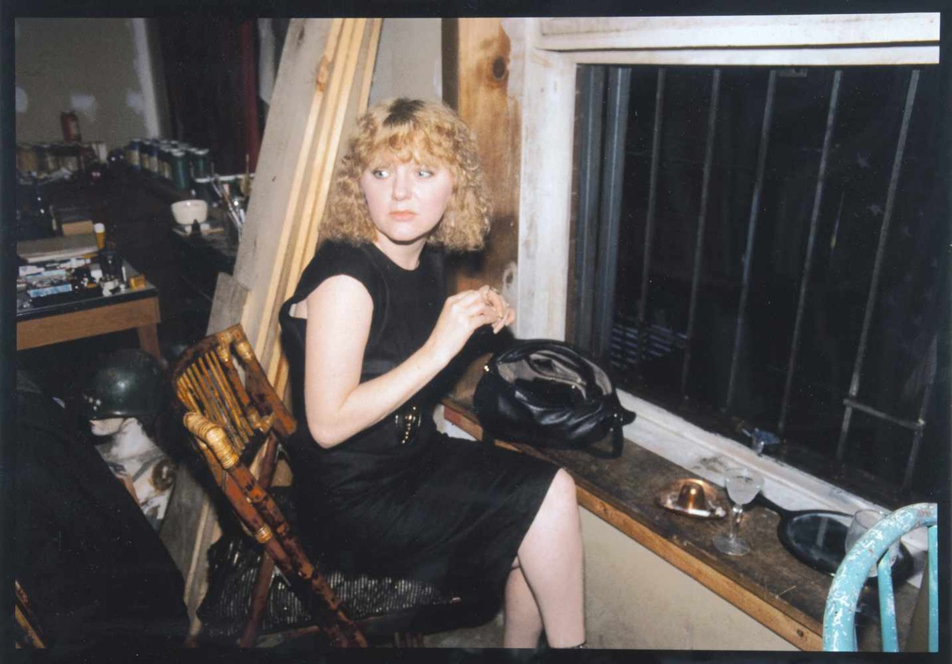 Nan Goldin. April in the window, N. Y. C. Fotografie, Cibachrome. 1983/1996. 30,5 : 40,5 cm.