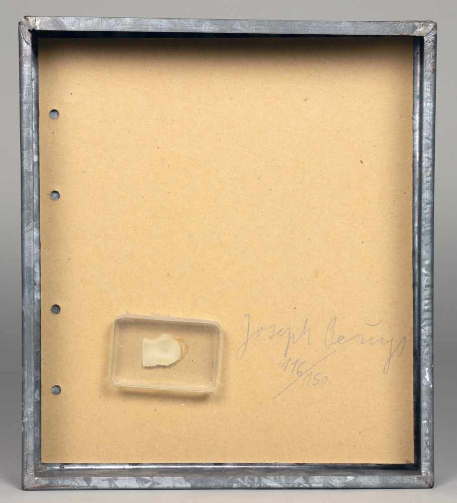 Joseph Beuys. Fingernagelabdruck aus gehärteter Butter. Multiple (Butter/Wachs in Plastikdose, auf