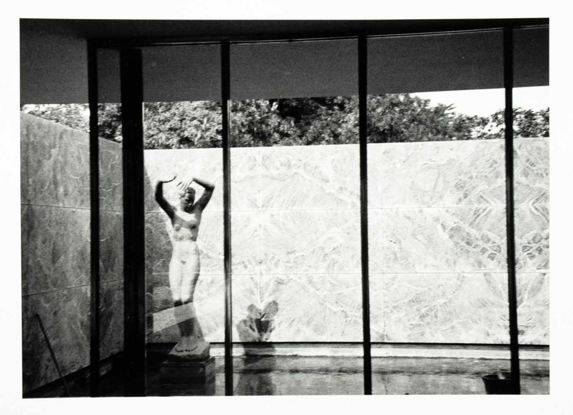 Günther Förg. Barcelona Pavillon 3. Fotografie. 1989. 21,7 : 29,5 cm (30,5 : 40,5 cm). Rückseitig