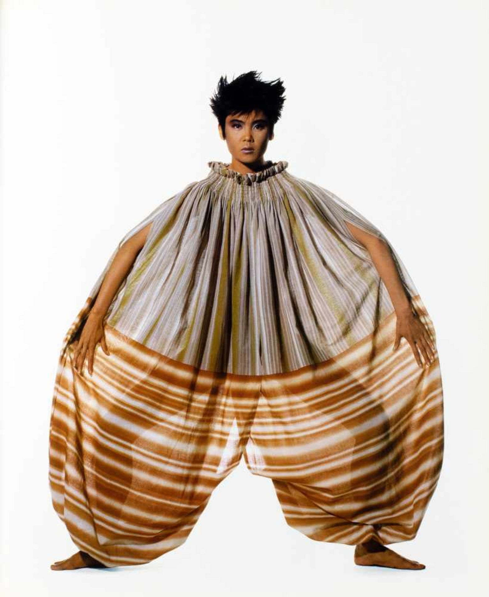 Irving Penn. Issey Miyake. Photographs. New York, Graphic Society 1988. Mit 46 Farbtafeln nach - Bild 2 aus 3