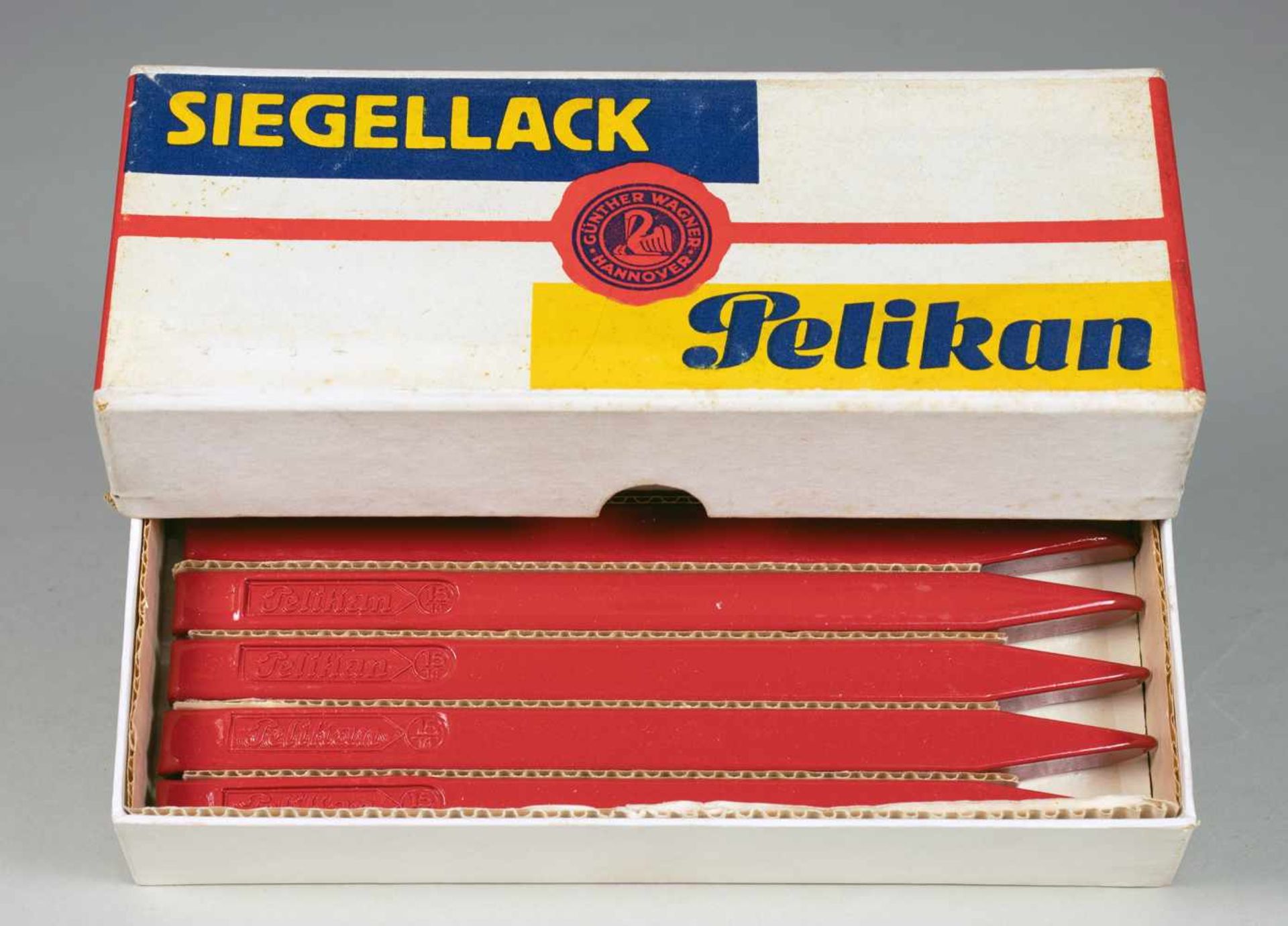 El Lissitzky - Pelikan Siegellack. Originalkartonschachtel mit farbiger Banderole. Entwurf: El - Bild 2 aus 3