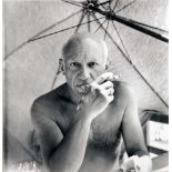 Willy Maywald. Pablo Picasso, am Strand nahe Vallauris. Fotografie. 1947/1989. 30,0 : 30,0 cm.