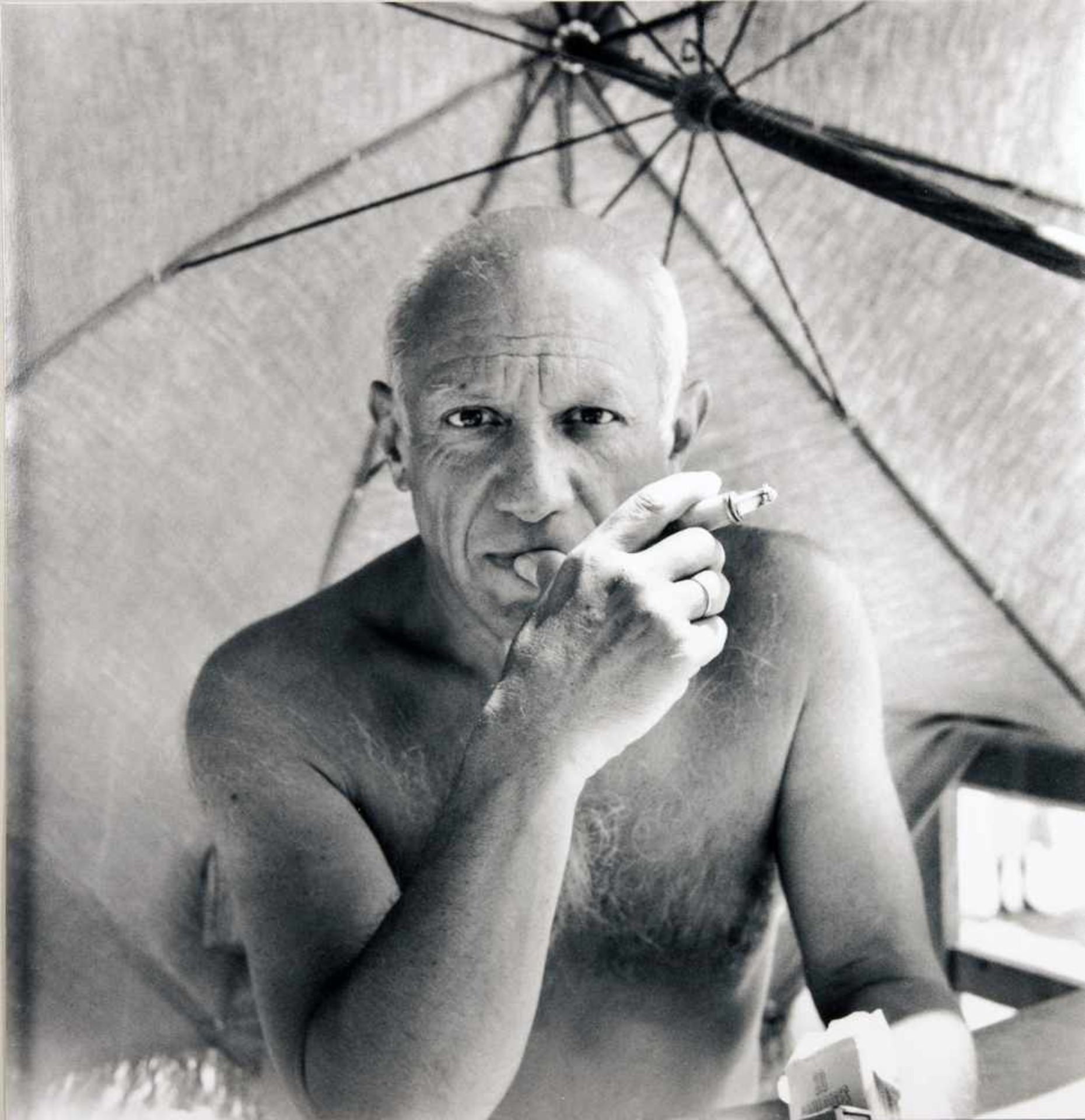 Willy Maywald. Pablo Picasso, am Strand nahe Vallauris. Fotografie. 1947/1989. 30,0 : 30,0 cm.