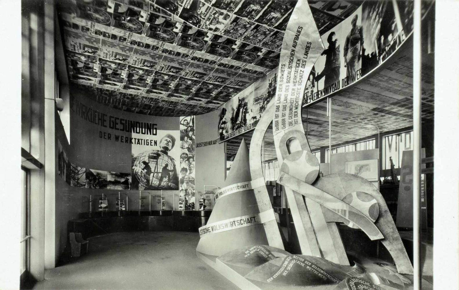 Architektur - Sowjet-Pavillon, Eingang der Halle. Internationale Hygiene-Ausstellung Dresden 1930.