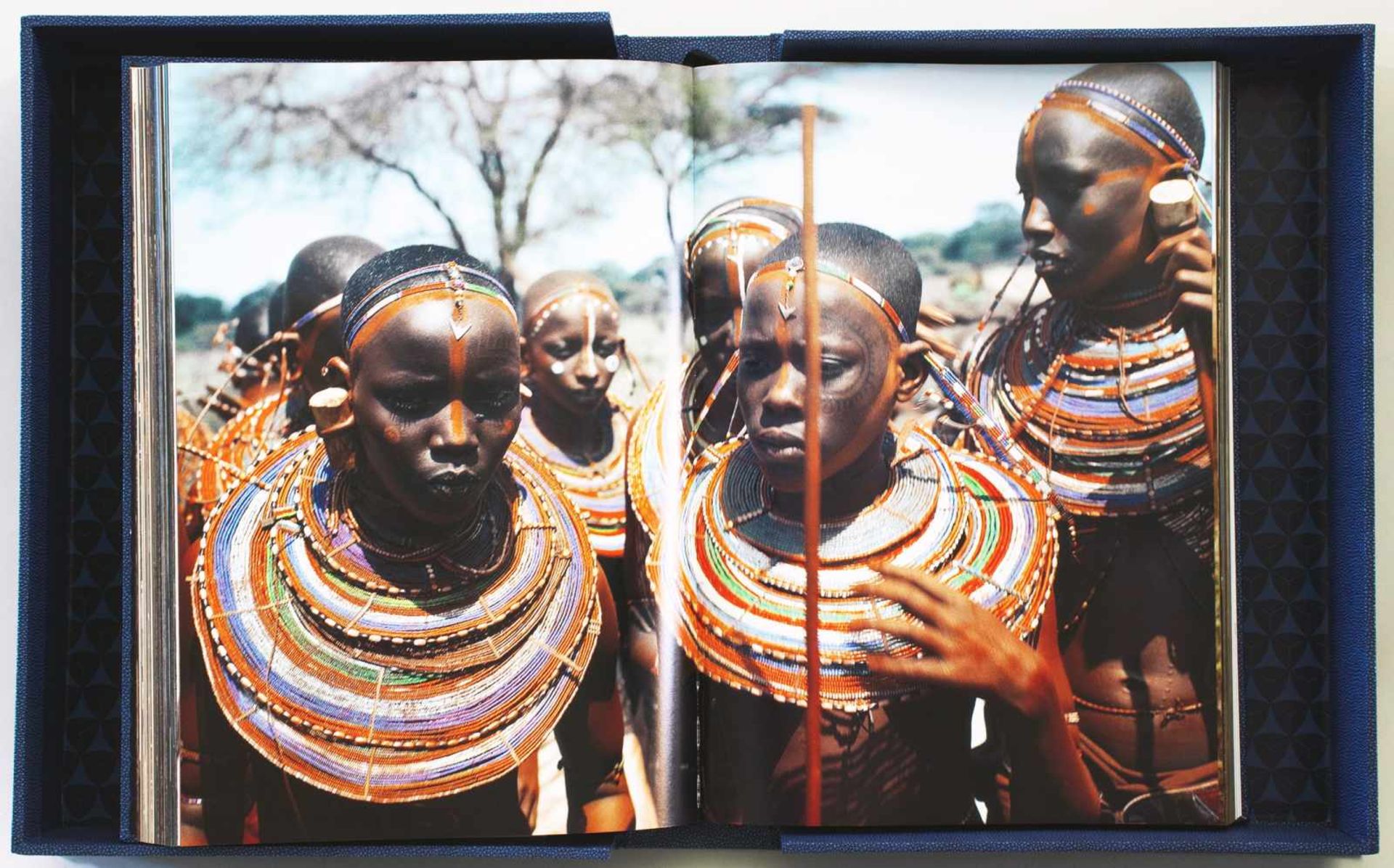 Leni Riefenstahl. Africa. Köln, Taschen 2002. Mit über 350 farbigen fotografischen Abbildungen. - Bild 4 aus 6