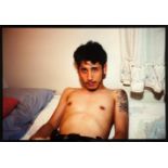 Nan Goldin. Kee in bed, E. Hampton, N. Y. Fotografie, Cibachrome. 1988/1996. 30,5 : 40,5 cm.