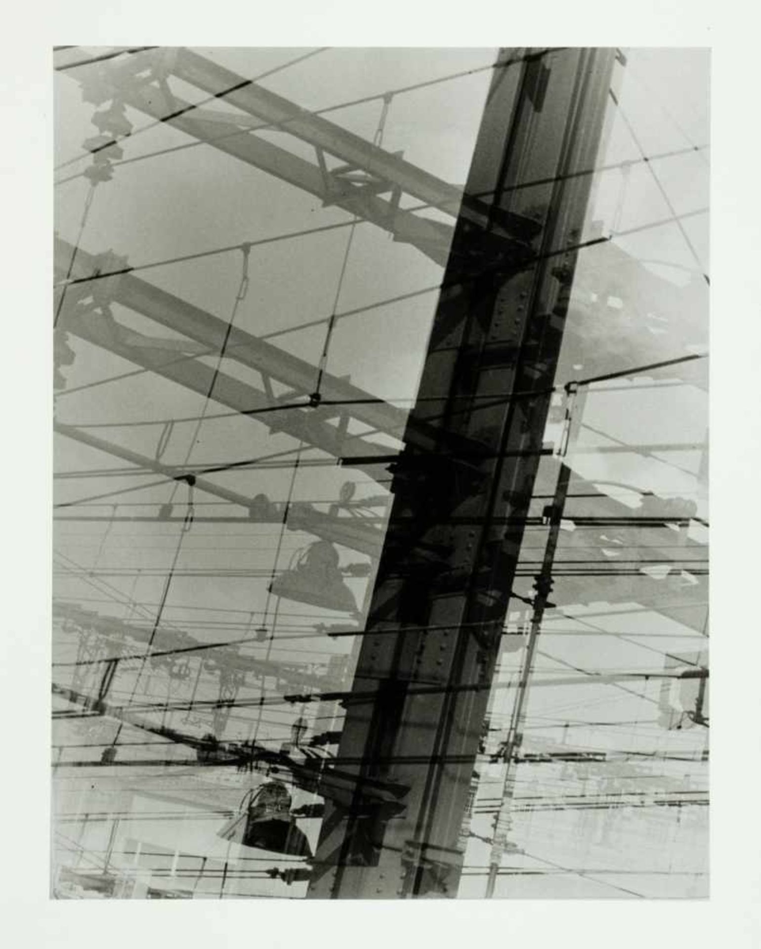 Raoul Hausmann. Fünf Fotografien. 1931-1954/1990. 30 : 40 cm. Rückseitig stempelsigniert. Abzüge von - Bild 4 aus 5