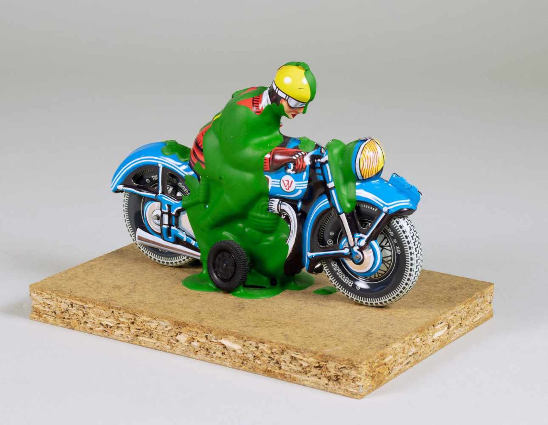 Dieter Roth. Motorradfahrer. Blechspielzeug, auf Holzplatte montiert und mit Acrylfarbe - Image 2 of 5